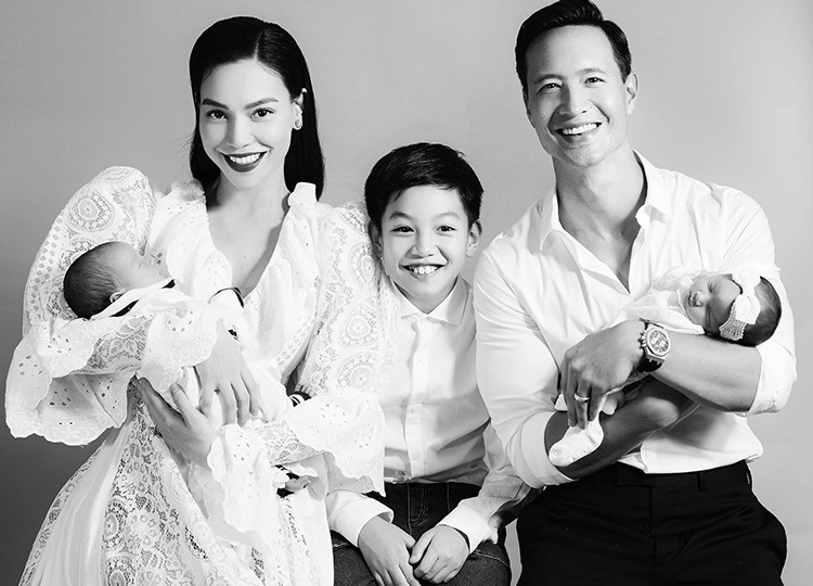 Hà Hồ công bố ảnh gia đình danh nghĩa vợ chồng với Kim Lý: bố mẹ, 3 con thật đẹp