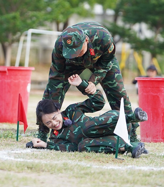  Trước đó dù té ngã do sức khỏe nhưng bà mẹ 1 con đã có màn thể hiện xuất sắc. (Ảnh: FB Sao Nhập Ngũ)