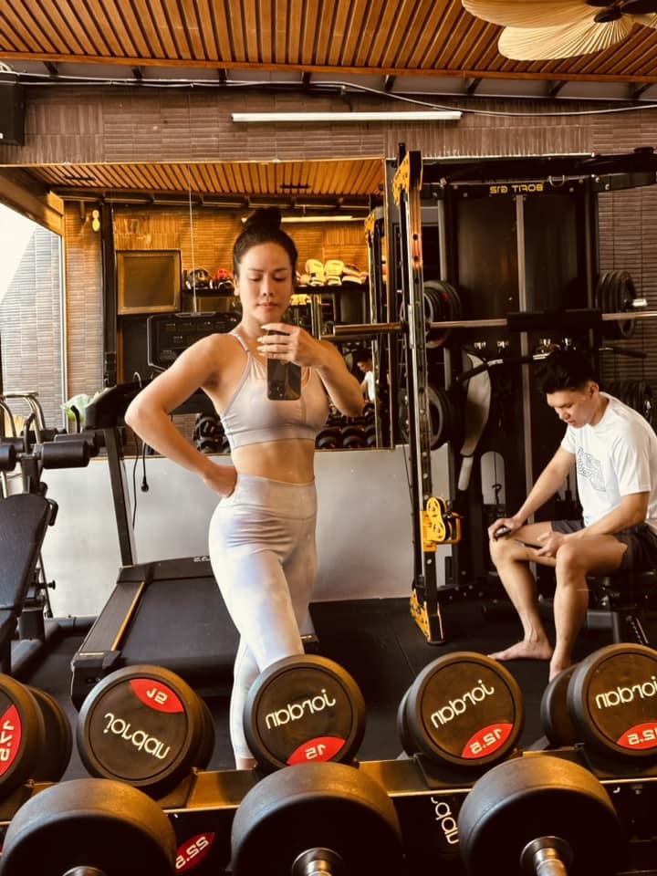  Sao phim Tiếng sét trong mưa chăm chỉ tập gym để giữ dáng. (Ảnh: Facebook Nhật Kim Anh) - Tin sao Viet - Tin tuc sao Viet - Scandal sao Viet - Tin tuc cua Sao - Tin cua Sao