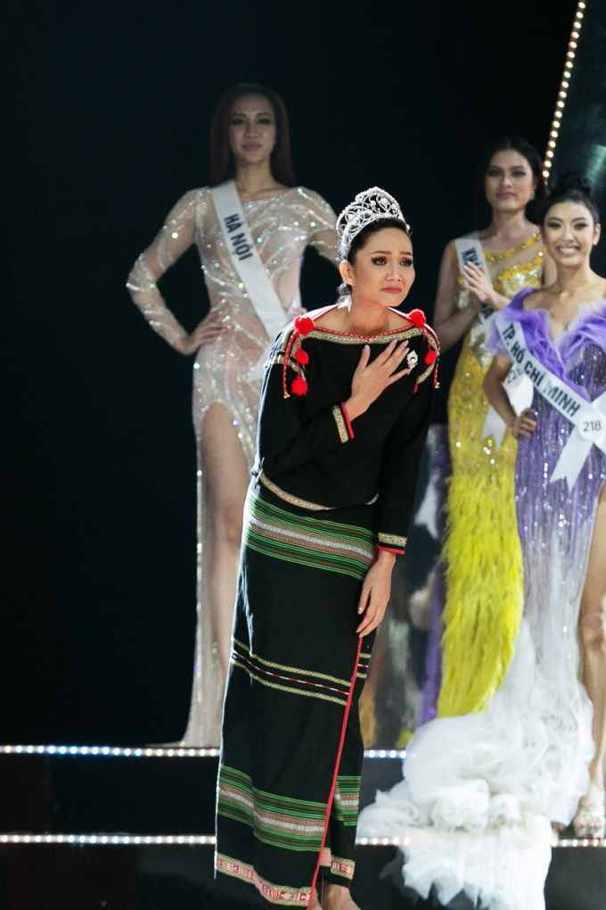 Thùy Tiên bị trêu là miss hết thời, HHen Niê 1 lần nữa chứng minh đẳng cấp top 5 Miss Universe - Hình 6