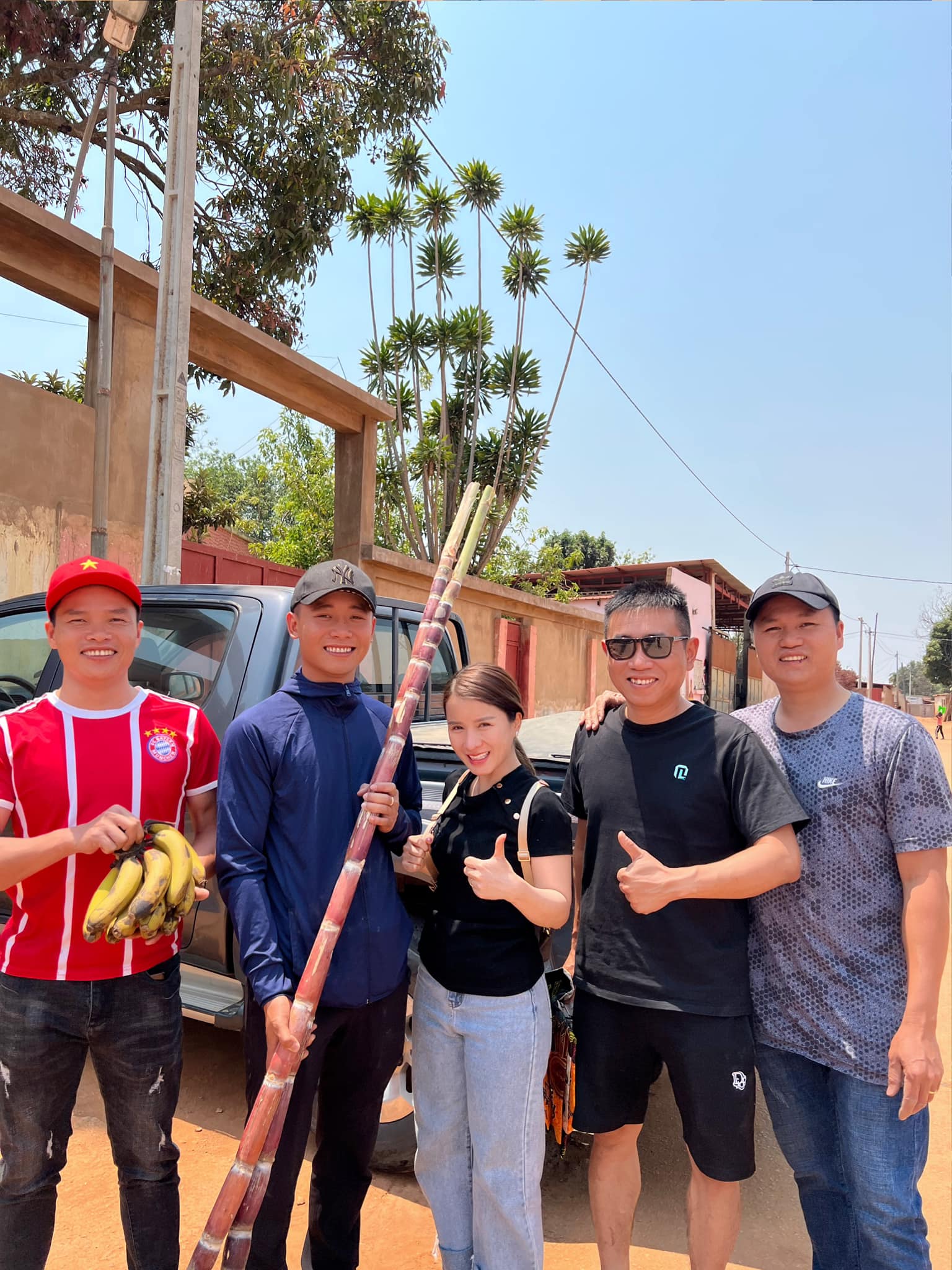 Bị team Quang Linh phốt đi vệ sinh cũng bị gọi ra quay vlog, Bà Nhân vội chặn họng: Anh đừng nói vậy! 