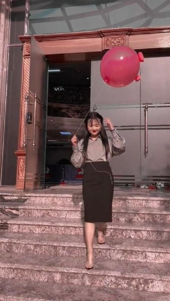 Mặc dù bộ ảnh được đầu tư rất kỹ lưỡng chụp trong studio nhưng fan hâm mộ cho rằng Phúng Phính trang điểm quá đậm. Cô bé vẫn hợp với phong cách nhẹ nhàng, tự nhiên hơn.