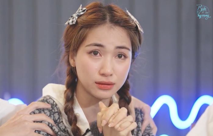 Hoà Minzy bật khóc vì quãng thời gian khó khăn: “Em đang rất mệt mỏi”