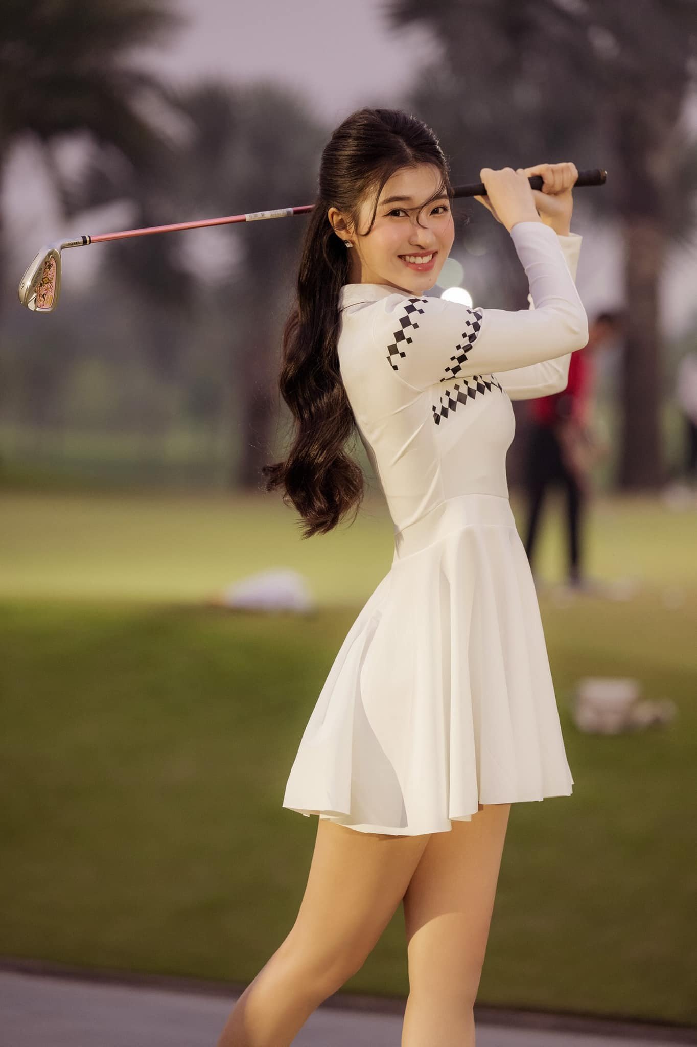 Á hậu Phương Nhi đẹp phát sáng ở sân golf, CDM chỉ chú ý vào điều này 4