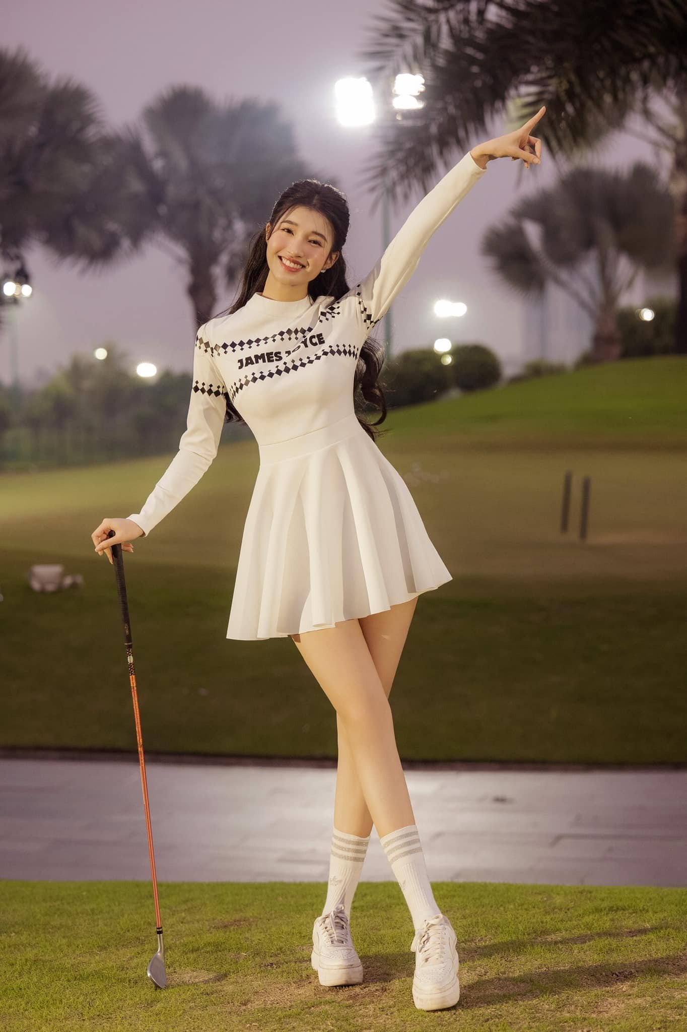 Á hậu Phương Nhi đẹp phát sáng ở sân golf, CDM chỉ chú ý vào điều này 2