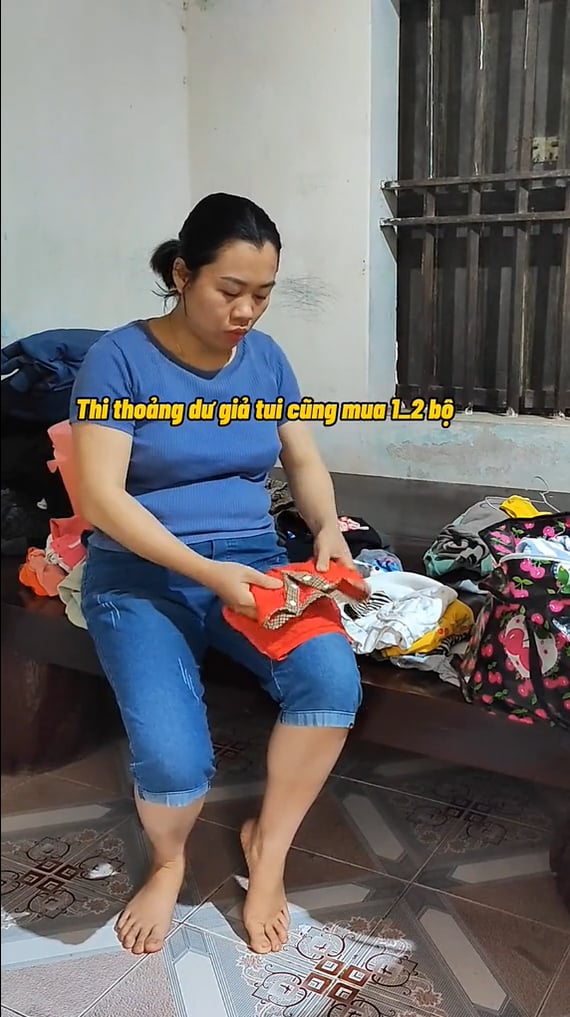 Tháng nào dư dả thì chị Ngọc mua sắm thêm một vài bộ quần áo